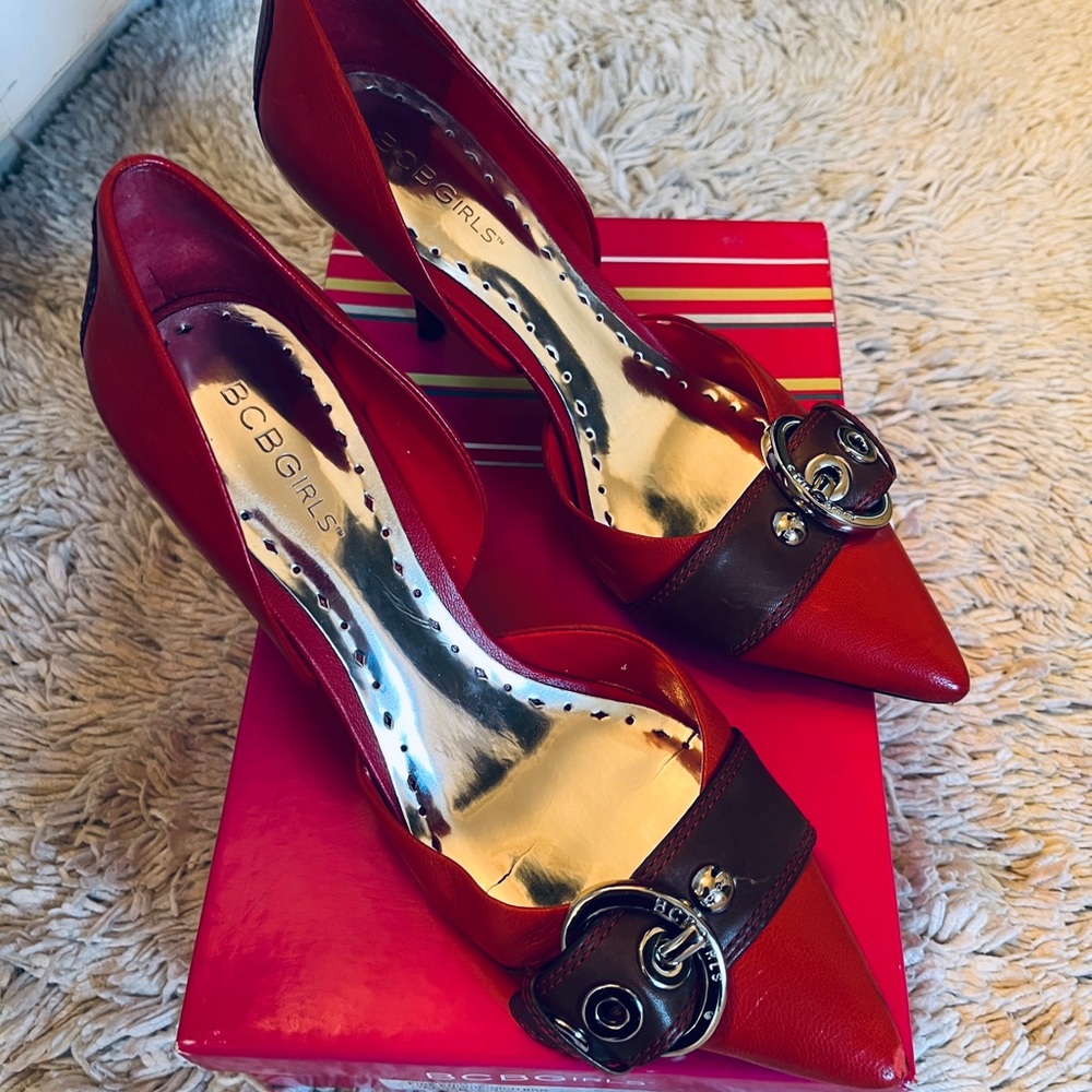 BCBG KITTEN HEEL PUMPS 8 M